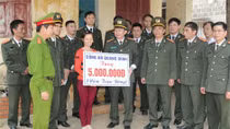 Tặng quà cho nhân dân huyện đảo Cồn Cỏ