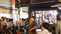 Nữ “ninja” khống chế nhân viên cửa hàng cướp tiền