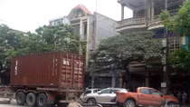 Rơ moóc “không người lái” ủi nát 3 ô tô trên đường