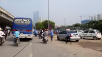 Bến “cóc” trên đường Khuất Duy Tiến vẫn tồn tại nhức nhối