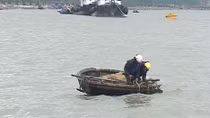 Khai thác hải sản, uy hiếp an toàn cảng biển Chân Mây