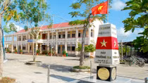 Xây mô hình cột mốc đảo Trường Sa để giáo dục học sinh 