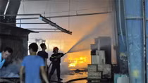 Cháy công ty gỗ, hàng trăm công nhân tháo chạy