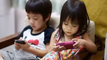 Trẻ bị lác mắt nếu sử dụng điện thoại thông minh quá 4 tiếng/ngày