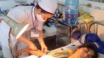 240 phút căng thẳng tột độ nối bàn tay đứt lìa nữ công nhân gặp nạn