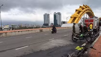 Xe máy điện cháy rụi trên cầu Rồng 