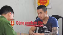 Ngồi trên xe taxi dùng súng bắn bị thương hai người 