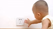 Bé 15 tháng tuổi bị cháy xém bàn tay do bỏng điện