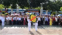 Các đại biểu chương trình Vinh quang Việt Nam vào lăng viếng Chủ tịch Hồ Chí Minh