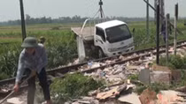 Xe tải bị tàu hỏa đâm bay xuống ruộng, tài xế may mắn thoát nạn