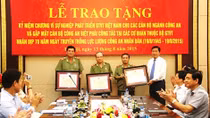Tặng Kỷ niệm chương cho các cán bộ Công an có nhiều đóng góp với ngành GTVT