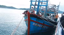 Tàu cá cùng 12 ngư dân bị sóng nhấn chìm ở vùng biển Trường Sa