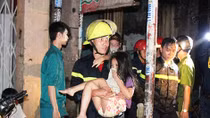 Cảnh sát PCCC cứu 5 người mắc kẹt ra khỏi căn nhà 4 tầng đang cháy dữ dội 