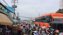 Kẹt cứng xe tải trước ngày thông xe