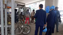 Hà Nội: Tụ tập đòi quyền trông xe dưới chân cầu vượt
