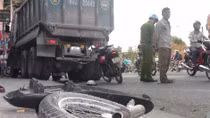 Xe ben mất lái tông liên hoàn