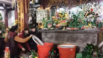 Phản cảm hình ảnh 'công đức' thái quá