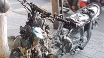 Xe máy đang đi bỗng nhiên bốc cháy