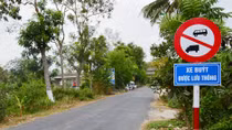 Dân bức xúc vì biển cấm không hợp lý