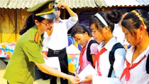 Những 'hoa thép' lặng lẽ tỏa hương
