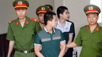 Bé gái bị 3 bạn trai chuốc say... rồi hiếp