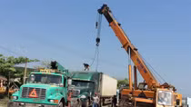 Chở quá tải, lái xe cố thủ 'nằm vạ' gần 2 ngày tại trạm cân