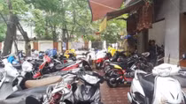Giá trông giữ xe tại nhà tập thể cũ quá 'chát'
