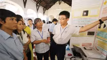 Học sinh đặt câu hỏi trước nạn chảy máu chất xám