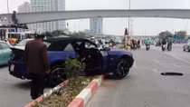 Ford Mustang bản đặc biệt lại gặp nạn trên phố Hà Nội