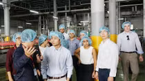 Sinh viên Mỹ tham quan dây chuyền sản xuất nước giải khát Việt Nam