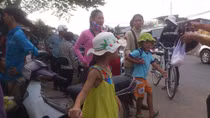 Người đàn ông chết trước hiên nhà trong tư thế treo cổ
