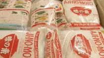Làm giả mì chính Ajinomoto, hạt nêm Knorr để bán tại chợ huyện