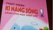 NXB ý kiến về sách có chi tiết trẻ nhỏ đi trên thủy tinh