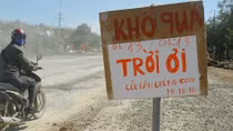 Người dân làm đơn cầu cứu vì đường xấu