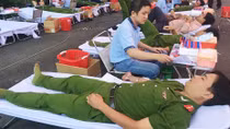 Hơn 400 cán bộ, chiến sĩ tham gia ngày hội hiến máu 