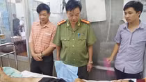 Thăm hỏi, tặng quà 2 cán bộ Công an Đắk Nông bị thương