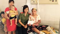 Báo CAND và bạn đọc trao 10 triệu đồng cho 3 mẹ con bỏng nặng trong vụ cháy chợ Phùng Khoang