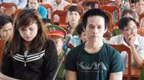 Lạc tay lái một giây, hối hận sau song sắt