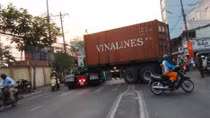 Giao thông ùn ứ vì xe đầu kéo tự ‘lăn’ ra đường