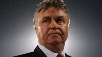 HLV Hiddink xấu hổ về cổ động viên đội nhà