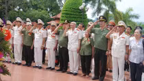 Ban Liên lạc Nha Công an TW về nguồn, tặng quà gia đình cán bộ Công an chính sách