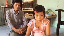 Cha chữa bệnh cho con bằng bìa các tông
