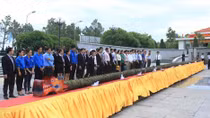 Dâng cúng bánh tét dài 21m tại Nghĩa trang liệt sĩ quốc gia Đường 9
