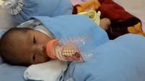 Bé trai sơ sinh bị bỏ rơi trong thùng xốp lúc nửa đêm