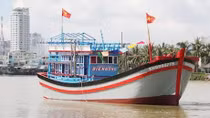 Hạ thủy tàu đánh cá đầu tiên đóng mới bằng vốn vay ưu đãi 