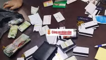 Một đối tượng nước ngoài dùng gần 400 thẻ ATM giả để rút tiền 