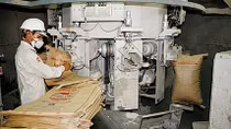 Vicem đẩy mạnh sản xuất, quan tâm đến người nghèo