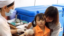Hà Nội tăng thời gian tiêm chủng cho trẻ em