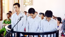 Không có tiền trả quán, cướp dây chuyền vàng của bạn nhậu