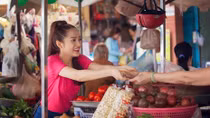 Bảo Anh xuống đường bán hoa sen gây quỹ từ thiện